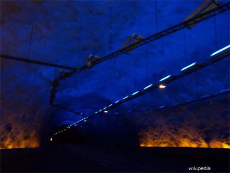 In-den-laengsten-Strassentunnel-weltweit-passt-der-Rennsteigtunnel-gleich-dreimal-hinein-Der-Lrdalstunnel-in-Norwegen-ist-24-5-Kilometer-lang-Er-verbindet-die-Orte-Aurland-und-Lrdal-und-ist-eine-Alternative-zu-dem-im-Winter-unbefahrbaren-Weg-durchs-Gebirge