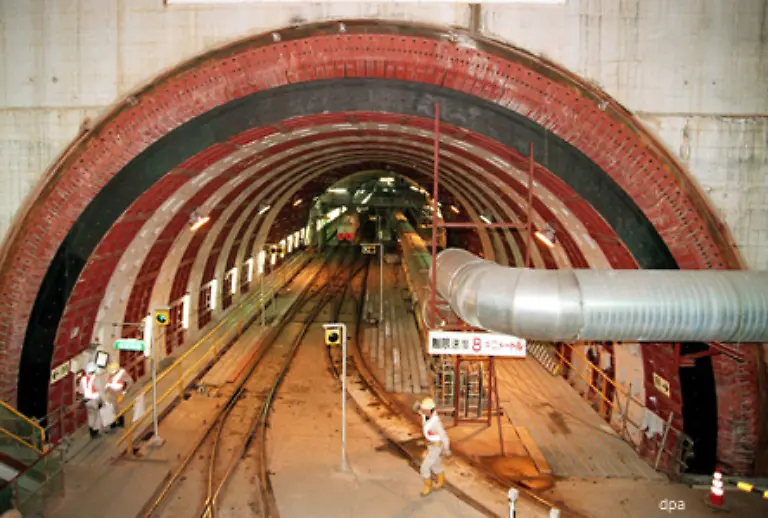 Der-laengste-fuer-Autos-befahrbare-Tunnel-unter-dem-Meer-befindet-sich-in-der-Bucht-von-Tokyo-Die-Roehre-ist-knapp-10-Kilometer-lang-und-liegt-60-Meter-unterhalb-der-Wasseroberflaeche-im-Bild-noch-als-Baustelle-im-Jahr-1996
