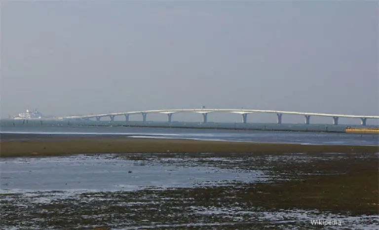 An-den-Tunnel-knuepft-sich-eine-4-4-Kilometer-lange-Bruecke-Beide-zusammen-bilden-die-Tokyo-Wan-Aqua-Line-die-die-Industrieregionen-Kawasaki-und-Kisarazu-miteinander-verbindet