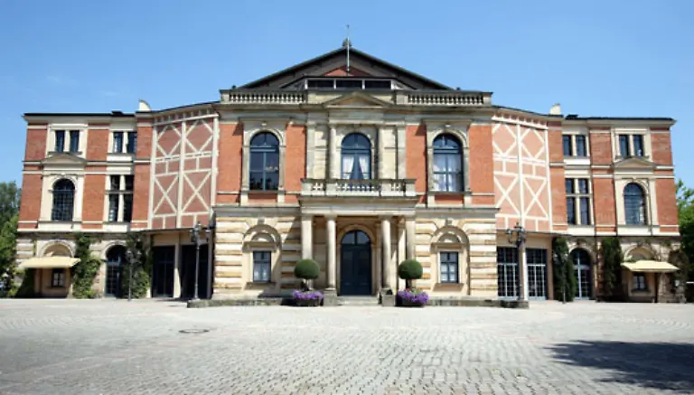 25-Juli-2007-es-ist-so-weit-Im-Bayreuther-Festspielhaus-gehen-die-Lichter-an