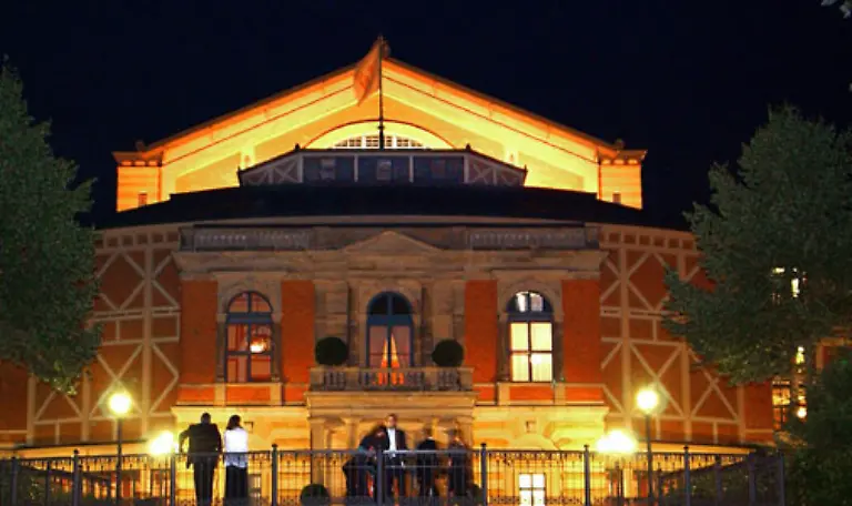 Die-96-Wagner-Festspiele-heissen-ihre-Zuschauer-willkommen-und-alles-was-sonst-noch-in-Bayreuth-dazugehoert