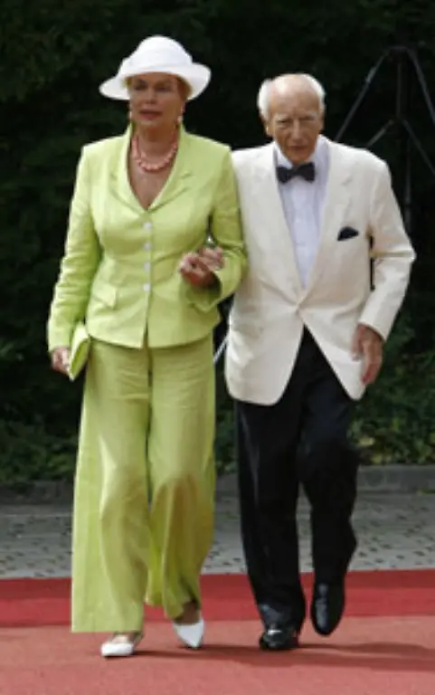 Man-kann-auf-dem-roten-Teppich-auch-wandern-wie-Alt-Bundespraesident-Walter-Scheel-und-seine-Frau-Barbara-es-demonstrieren
