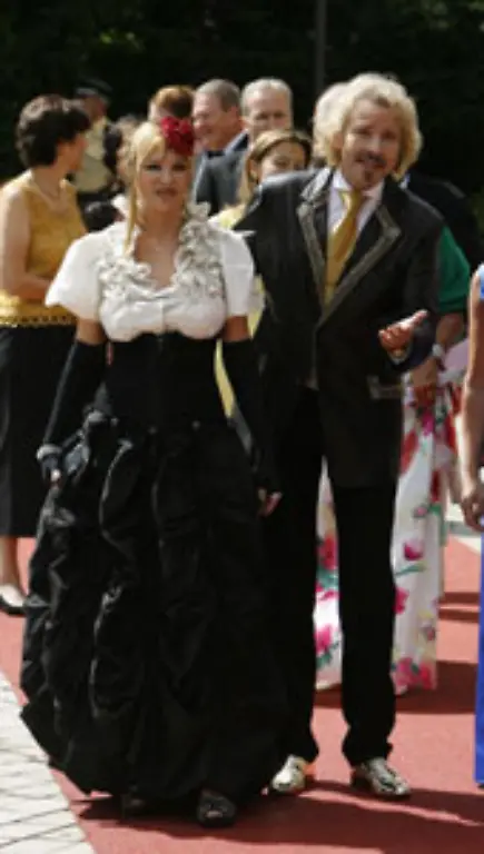 und-Dirndl-Domina-Optik-vergisst-man-fast-auf-Thommys-gueldenes-Schuh-Werk-zu-achten