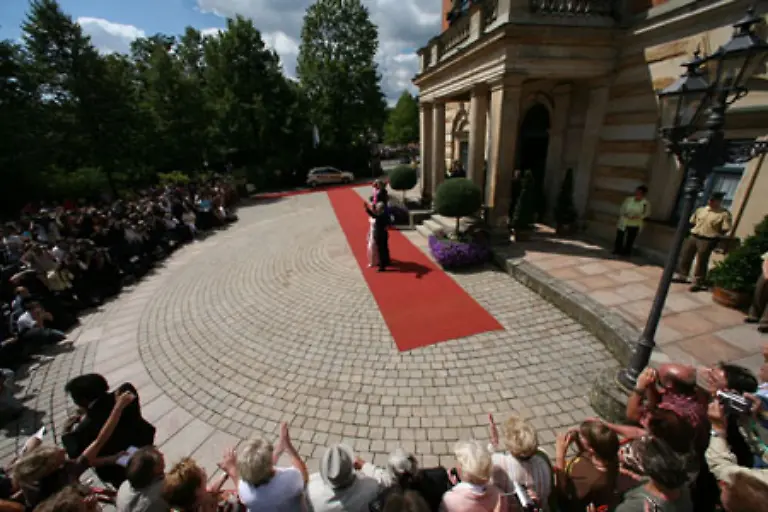 Ausser-den-Fotografen-spielen-natuerlich-die-Massen-vor-dem-Festspielhaus-eine-wichtige-Rolle