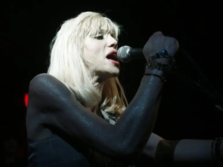 Richterlob-gab-es-auch-fuer-Rockerin-Courtney-Love-die-nach-etlichen-Drogenskandalen-und-Reha-Versuchen-jetzt-ihre-dreijaehrigen-Bewaehrungsauflagen-erfuellt-hat