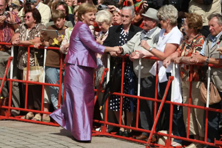 Die-Menschen-hinter-dem-Absperrgitter