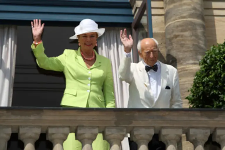 Das-Volk-unter-dem-Balkon