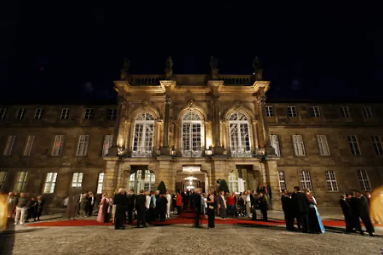Spaeter-trifft-sich-die-Prominenz-noch-zum-Staatsempfang