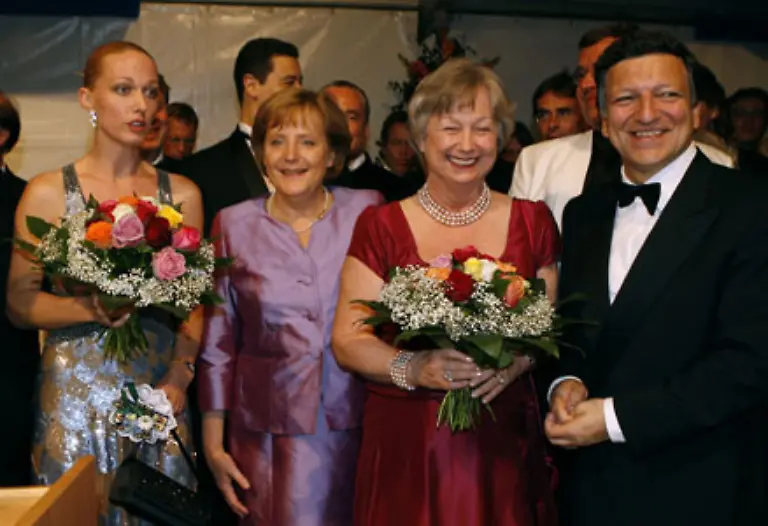 Das-wird-aber-nicht-weiter-kommentiert-Jetzt-wird-erst-einmal-geehrt-gefeiert-und-geplaudert