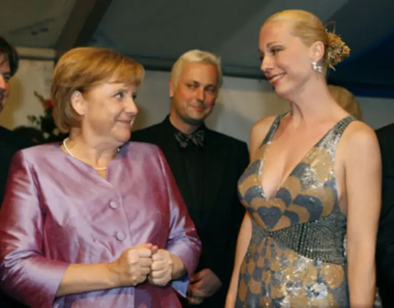 sie-hat-Frau-Wagner-soeben-verraten-wo-sie-sich-ihre-raffinierte-Clutch-Handtasche-gekauft-hat