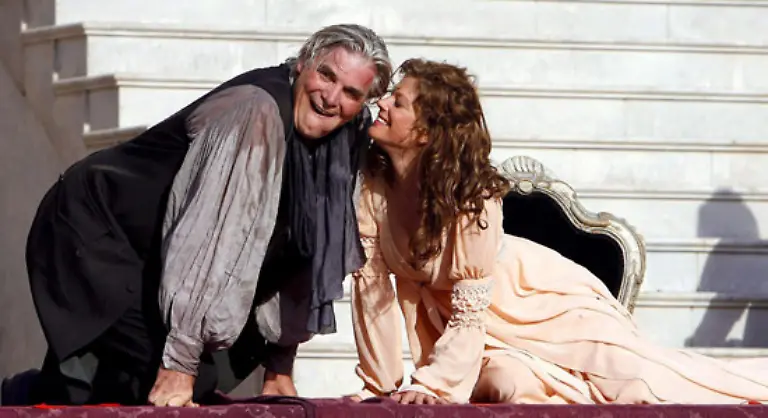 Die-deutsche-Schauspielerin-hat-bei-der-Premiere-des-Salzburger-Traditionsstueckes-nicht-nur-ihren-Partner-Peter-Simonischek-sondern-auch-das-Publikum-fuer-sich-eingenommen