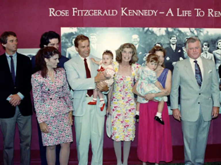 Seit-1986-ist-der-ueberzeugte-Republikaner-mit-der-Nichte-des-ermordeten-demokratischen-US-Praesidenten-John-F-Kennedy-verheiratet