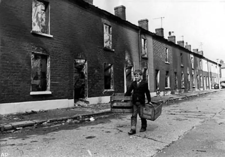 Obwohl-die-Katholiken-von-der-protestantischen-Mehrheit-in-mehrfacher-Hinsicht-diskriminiert-werden-bleibt-es-in-Nordirland-bis-in-die-1960er-Jahre-weitgehend-ruhig-Bereits-das-Wahlrecht-stellt-sicher-dass-Katholiken-nicht-viel-zu-sagen-haben