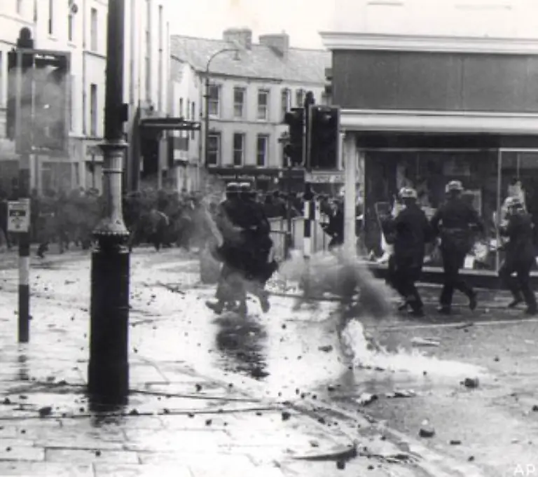 1969-formiert-sich-die-Provisional-IRA-die-gemeinhin-nur-IRA-genannt-wird-Sie-versteht-sich-als-Nachfolgerin-der-irischen-Widerstandskaempfer-des-Anglo-Irischen-Krieges