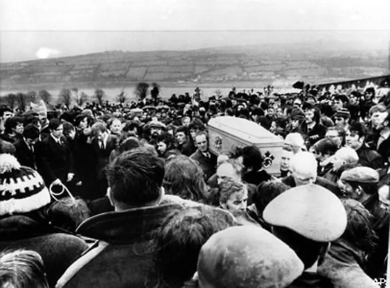 dass-die-IRA-Zulauf-und-Unterstuetzung-in-der-katholischen-Bevoelkerung-erhaelt-An-diesem-Tag-werden-bei-einer-Demonstration-in-Derry-Londonderry-14-Menschen-von-britischen-Soldaten-erschossen