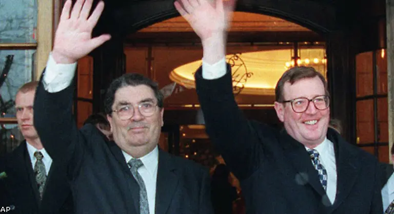 Der-erste-grosse-Erfolg-ist-das-Karfreitagsabkommen-von-1998-auf-dem-der-Friedensprozess-in-Nordirland-seither-basiert-Im-selben-Jahr-erhalten-der-Katholik-John-Hume-l-und-der-Protestant-David-Trimble-den-Friedensnobelpreis