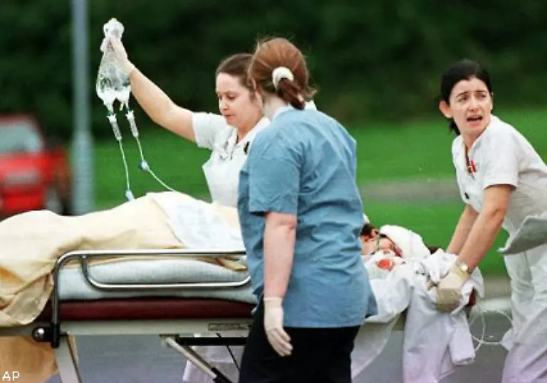 Dennoch-kommt-es-immer-wieder-zu-Anschlaegen-Im-August-1998-zuendet-die-Splittergruppe-Real-IRA-die-das-Abkommen-ablehnt-in-der-Stadt-Omagh-eine-Autobombe-29-Menschen-sterben