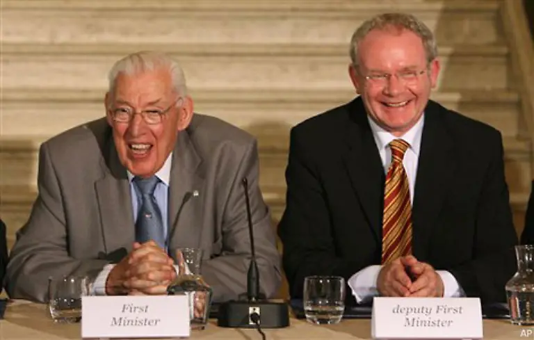 2007-geschieht-gar-das-Undenkbare-Sinn-Fin-und-der-einstige-Hass-Prediger-Paisley-setzen-sich-an-einen-Tisch-DUP-und-Sinn-Fin-bilden-die-Regierung-Paisley-wird-Erster-Minister-sein-Vize-wird-Martin-McGuinness-in-den-siebziger-Jahren-ein-IRA-Kommandant