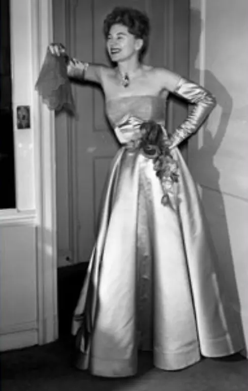 Stil-bewahren-in-jeder-Lebenslage-das-lehrt-die-Vogue-seit-ueber-100-Jahren-ihre-Leserinnen