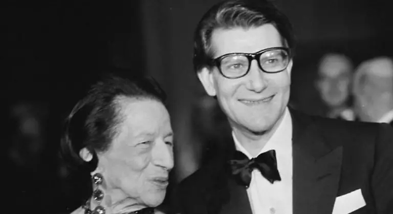 eine-exzentrische-Society-Lady-die-die-60er-Jahre-stilistisch-praegte