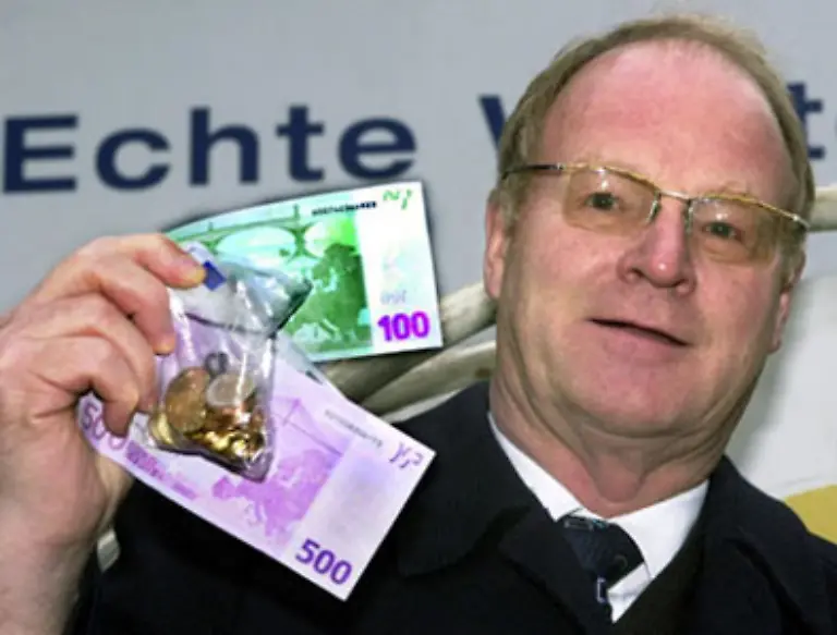 Ex-Bundesbankpraesident-Ernst-Welteke-2004-nach-seinem-Ruecktritt-wegen-der-Adlon-Affaere