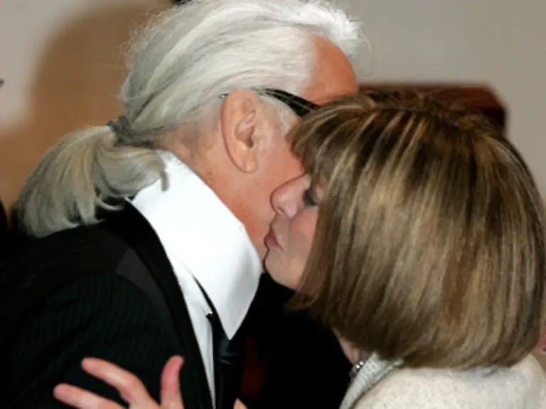 Sie-ist-ein-Spiegel-ihrer-Zeit-allerdings-mit-einem-goldglaenzenden-Rahmen