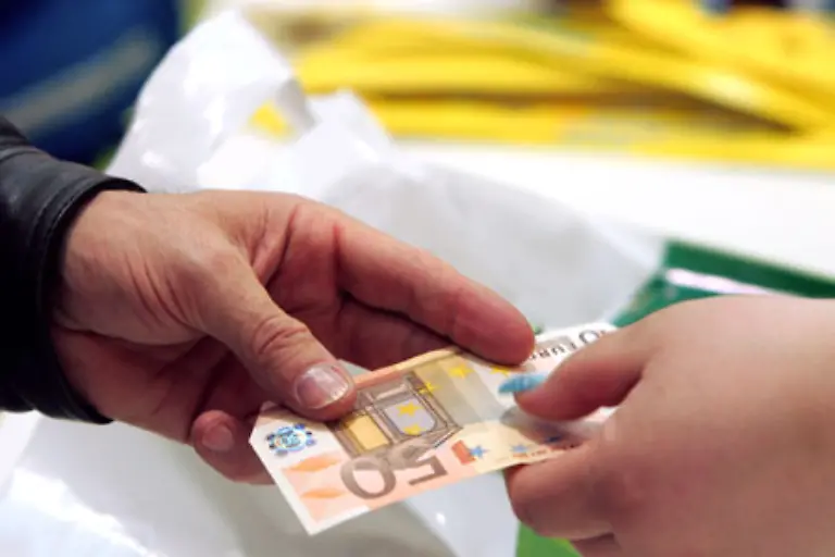 In-Deutschland-gelten-Flaechentarifvertraege-fuer-mehr-als-200-Berufe-Rund-18-2-Millionen-Arbeitnehmerinnen-und-Arbeitnehmer-arbeiten-tariflich-gebunden-Tendenz-abnehmend