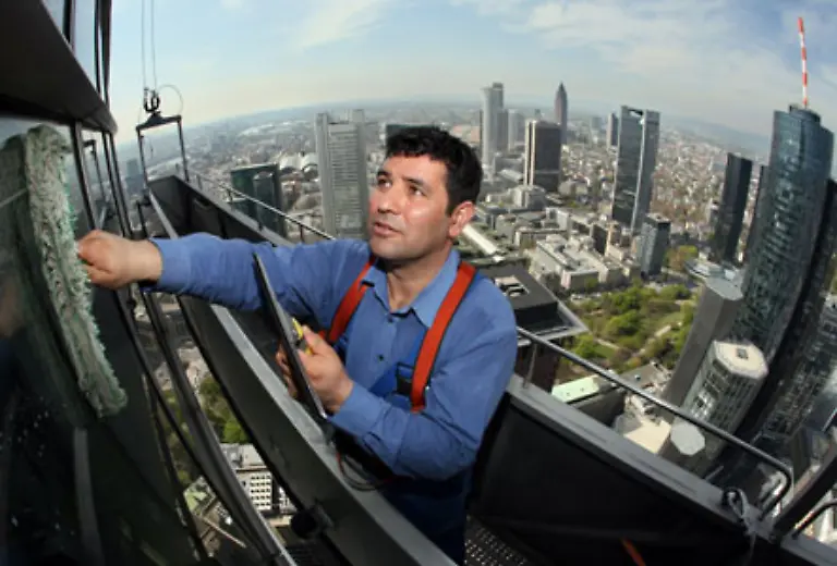 Waehrend-Frankfurt-Muenchen-oder-Wiesbaden-im-Tarif-Ranking-an-der-Spitze-stehen-schneiden-andere-Standorte-insbesondere-in-den-neuen-Bundeslaendern-wesentlich-schlechter-ab