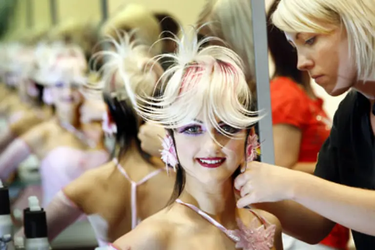 Das-erste-Beispiel-ist-beruehmt-beruechtigt-In-Nordrhein-Westfalen-verdienen-Friseure-bei-37-Wochenarbeitsstunden-zwischen-1-129-und-1-173-Euro-Dagegen-liegt-der-Tariflohn-in-Sachsen-nach-bestandener-Gesellenpruefung-bei-615-bis-755-Euro-monatlich