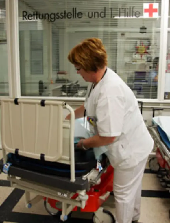 Krankenschwestern-und-pfleger-verdienen-im-Osten-bei-40-Stunden-Wochenarbeitszeit-1-795-bis-2-457-Euro-im-Westen-1-850-bis-2-533-Euro-bei-einer-38-5-Stunden-Woche