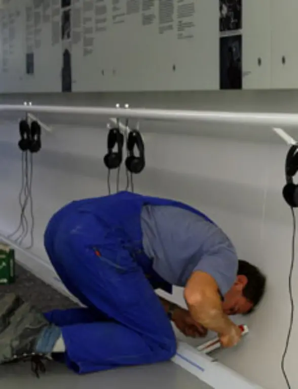 2-154-Euro-monatlich-verdienen-Elektriker-im-Osten-wie-im-Westen-gemaess-tariflicher-Vereinbarungen-Mit-dem-einzigen-Unterschied-dass-zum-Beispiel-in-Nordrhein-Westfalen-bei-35-Wochenarbeitsstunden-zwei-Stunden-weniger-gearbeitet-wird