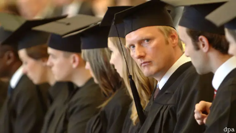 Neben-den-Spitzenunis-wurden-auch-rund-20-Graduiertenschulen-ausgezeichnet-Hier-arbeiten-Doktoranden-in-einem-besonderen-Programm-im-interdiziplinaeren-Austausch-an-ihrer-Promotion