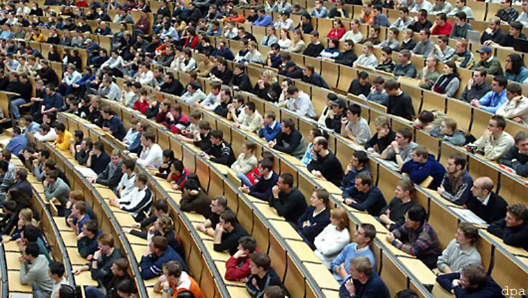 Ueber-die-Studienbedingungen-fuer-die-normalen-Erstsemester-verraet-sie-nicht-viel