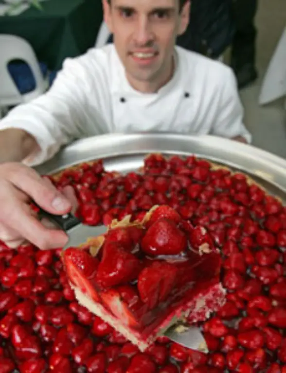 Konditoren-erhalten-dagegen-1-190-bis-1-345-Euro-in-Ost-Berlin-und-1-518-bis-1-700-Euro-in-West-Berlin-wobei-die-Wochenarbeitszeit-im-Osten-bei-40-Stunden-im-Westen-bei-38-Stunden-liegt