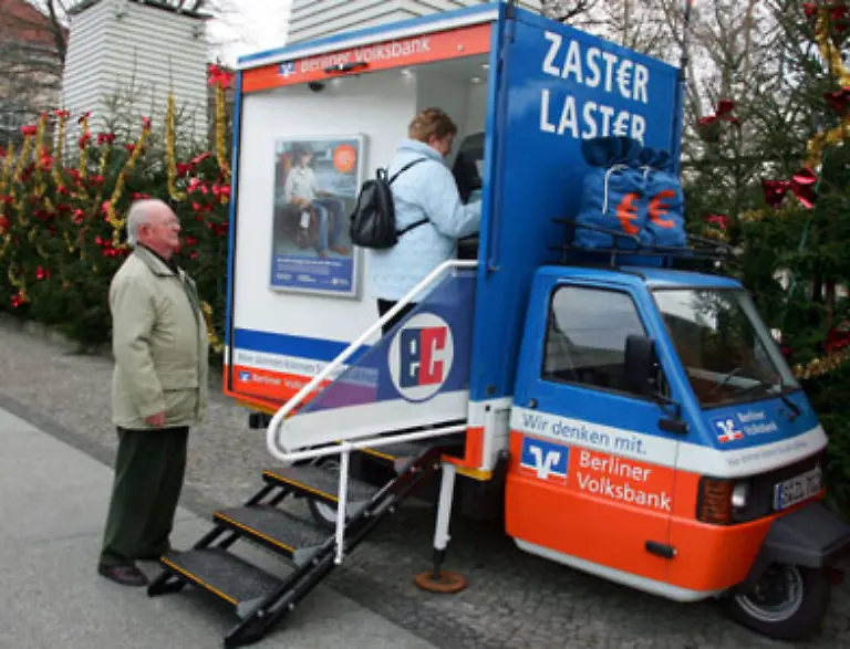 Fuer-eine-39-Stunden-Woche-werden-Schalterangestellte-von-Genossenschaftsbanken-mit-2-011-bis-3-049-Euro-monatlich-entlohnt