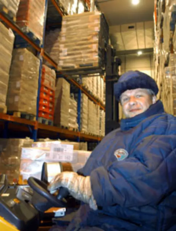 Die-Papierindustrie-im-Osten-zahlt-ihren-Stapelfahrern-1-672-Euro-monatlich-mit-Spezialausbildung-auch-1-758-Euro-fuer-38-Stunden-Arbeit-in-der-Woche-Ein-Stapelfahrer-in-Bayern-verdient-1-850-bis-1-933-Euro-muss-aber-eine-Stunde-mehr-arbeiten