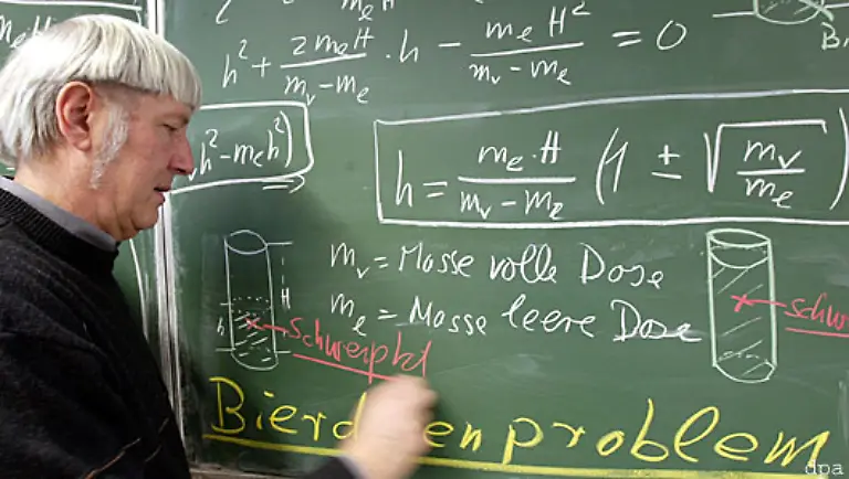 An-der-Heidelberger-Universitaet-gibt-es-die-Graduate-School-of-Fundamental-Physics-Das-hier-ist-Norbert-Herrmann-von-der-Uni-Hannover-Er-berechnet-das-physikalische-Bierdosenproblem-Wie-standhaft-ist-eine-Bierdose-im-Gras-Wichtiges-Wissen-fuer-Studenten