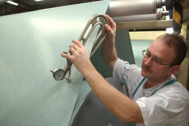 Diplomingenieure-verdienen-in-der-saarlaendischen-rheinland-pfaelzischen-oder-hessischen-Kautschukindustrie-3-807-bis-3-893-Euro-fuer-37-5-Stunden-Arbeit-woechentlich-Der-Tarif-im-Osten-liegt-bei-3-416-bis-3-491-Euro-fuer-39-Wochenstunden