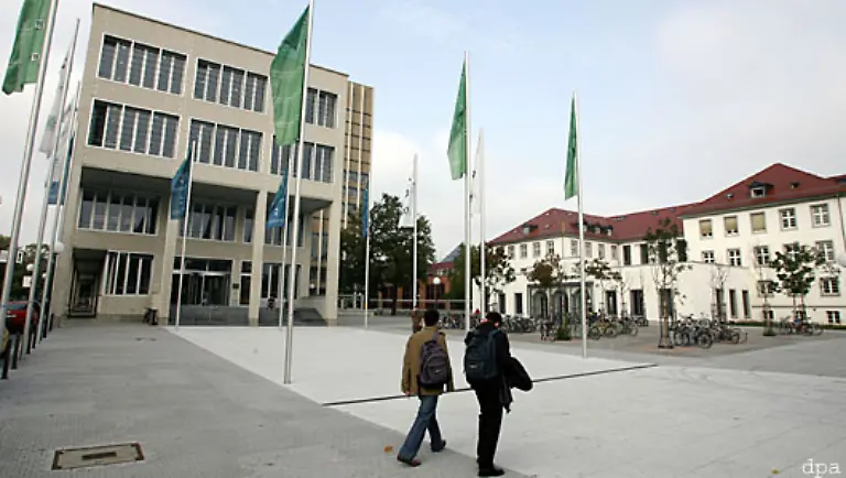 Jedenfalls-zaehlt-auch-die-Universitaet-Karlsruhe-Technische-Hochschule-zu-den-besten-Universitaeten-des-Landes