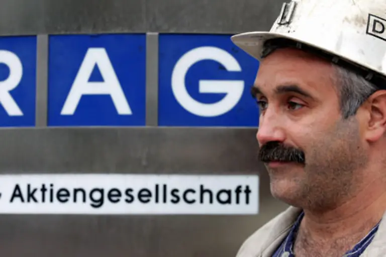 Bergleute-verdienen-im-ersten-und-zweiten-Jahr-1-716-Euro-fuer-40-Stunden-unter-Tage-Dazu-kommen-21-zusaetzliche-freie-Arbeitstage-sowie-zahlreiche-weitere-Zulagen