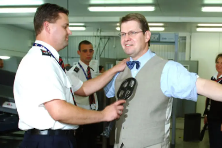 Schlechter-sieht-es-im-Bewachungsgewerbe-aus-wo-der-Tarif-fuer-eine-40-Stunden-Woche-in-NRW-bei-1-346-Euro-liegt-Auf-hessischen-Flughaefen-dagegen-wird-wieder-besser-verdient-naemlich-1-523-bis-1-864-Euro