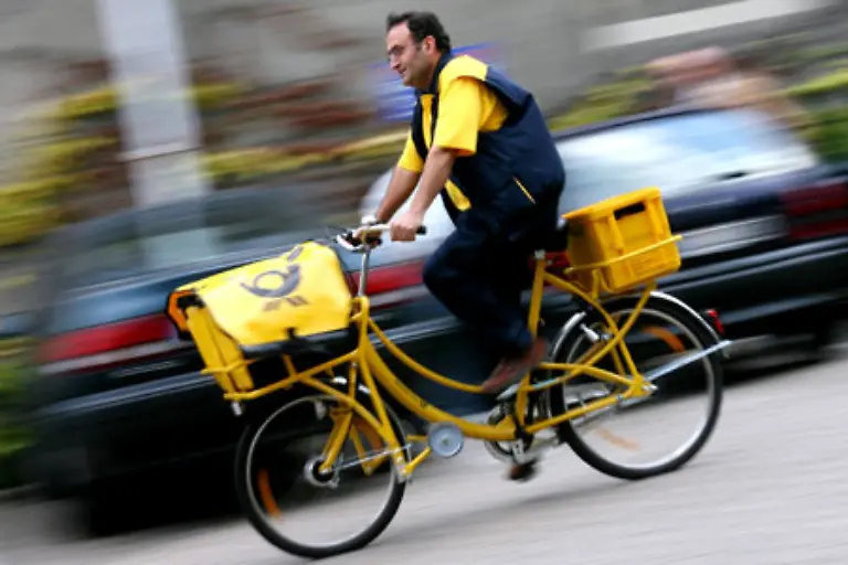 Die-Angestellten-der-Deutschen-Post-verdienen-zwischen-2-043-und-2-475-Euro-monatlich-ab-November-2007-dann-2-095-bis-2-537-Euro-bei-einer-38-5-Stunden-Woche