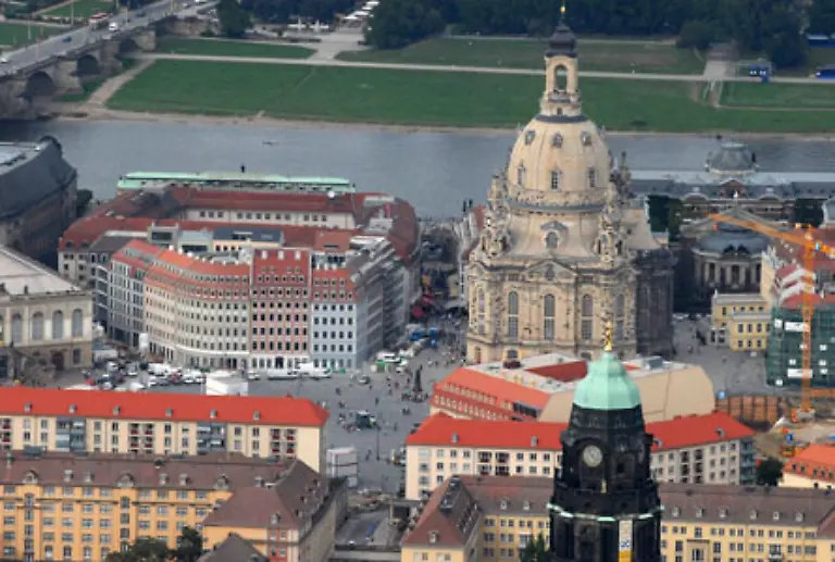 Empfangschefs-in-saechsischen-Hotels-und-Restaurants-verdienen-1-744-Euro-bei-40-Stunden-woechentlich-Doch-die-Tarifvertraege-broeckeln-Gehaelter-koennen-auch-frei-vereinbart-werden