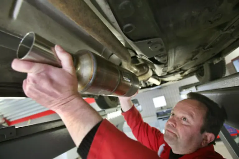 Kfz-Mechaniker-in-Nordrhein-Westfalen-verdienen-zwischen-1-765-und-2-507-Euro-je-nach-Qualifikation-und-Berufserfahrung-In-Thueringen-liegt-der-Tariflohn-bei-1-771-Euro-Allerdings-arbeiten-Kfz-Mechaniker-hier-eine-Stunde-laenger-naemlich-37-5-Stunden-woechentlich