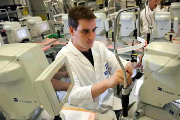 Die-Tarife-fuer-die-Industriemechaniker-der-Kautschukindustrie-Ost-liegen-zwischen-1-836-und-1-888-Euro-fuer-39-Wochenstunden-im-Saarland-Hessen-und-in-Rheinland-Pfalz-dagegen-zwischen-2-023-und-2-212-Euro