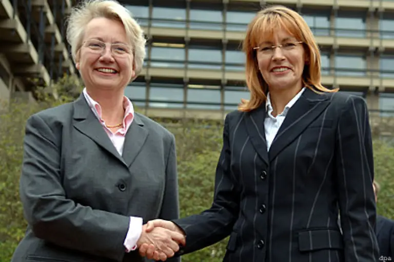 Die-Idee-deutsche-Eliteuniversitaeten-zu-foerdern-hatte-die-letzte-Bundesbildungsministerin-Edelgard-Bulmahn-SPD-rechts-Mittlerweile-kuemmert-sich-Annette-Schavan-CDU-links-gemeinsam-mit-ihren-Kollegen-der-Bundeslaender-um-diese-Aufgabe