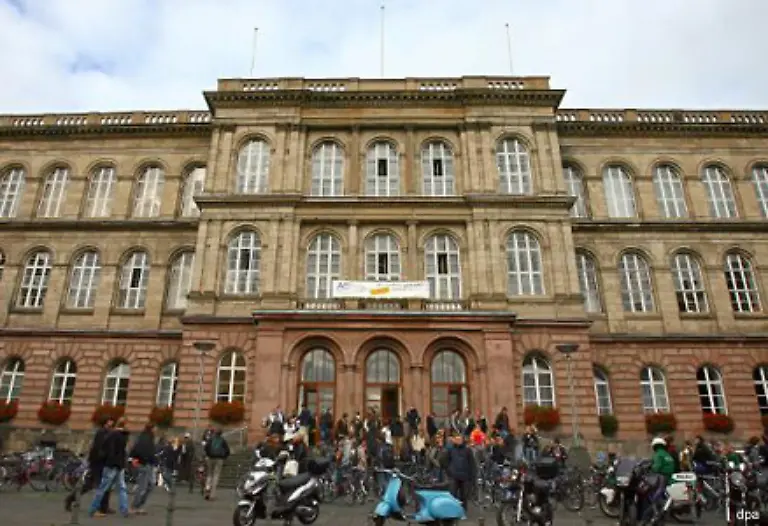 Aachen-ist-nicht-nur-mit-seinen-Printen-in-aller-Munde-Die-Technischen-Hochschule-ist-eine-der-groessten-in-Europa-und-als-solche-ein-beliebter-Anlaufpunkt-fuer-angehende-Ingenieure