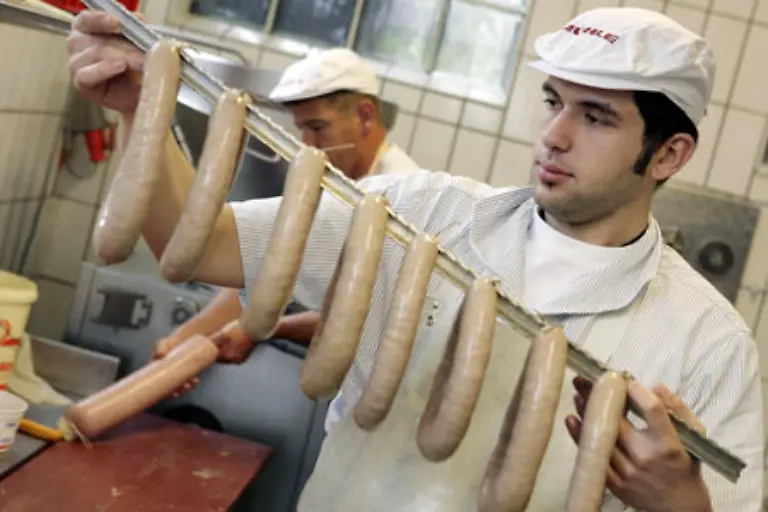 Im-Fleischerhandwerk-liegt-der-Tarif-fuer-40-Wochenarbeitsstunden-in-Sachsen-Anhalt-bei-1-128-bis-1-326-Euro-und-in-Nordrhein-Westfalen-bei-1-709-bis-2-031-Euro-fuer-39-Stunden-ab-Oktober-2007-um-30-Euro-hoeher