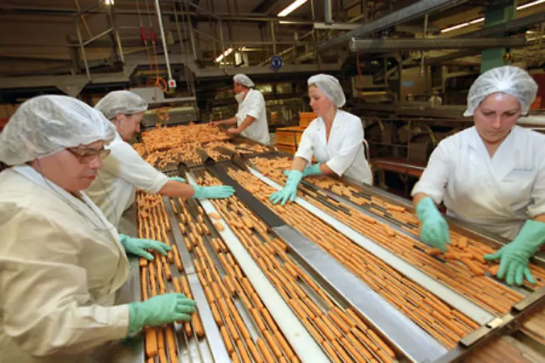 Verpacker-in-der-Cuxhavener-Fisch-und-Gefluegelwirtschaft-arbeiten-38-Stunden-pro-Woche-und-verdienen-1-348-Euro-monatlich