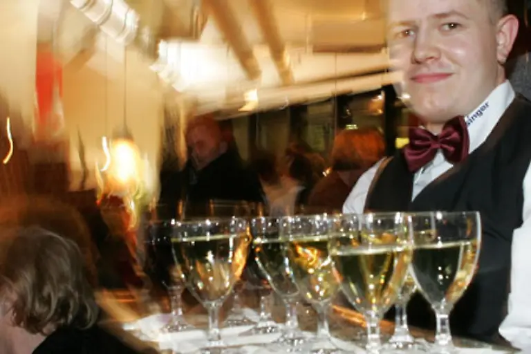 Kellner-im-Hotel-und-Gaststaettengewerbe-werden-in-Bayern-fuer-eine-39-Stunden-Woche-mit-1-682-bis-1-849-Euro-entlohnt